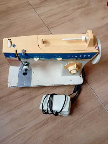 Estou vendendo uma máquina de costura Singer semi usada no valor de 350 rea
