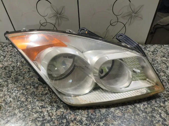 Farol Ford Fiesta sedan 2008 lado direito ( Passageiro)
