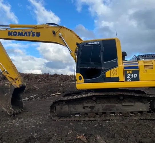 Escavadeira Komatsu PC210 LC-10 | Entrada 10%