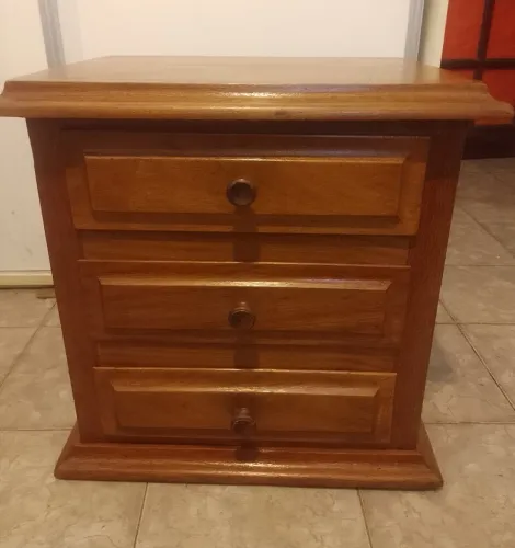 Mesa cabeceira em madeira maciça