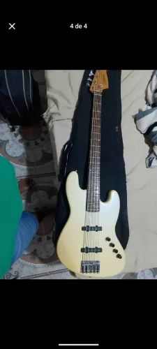 Vendo baixo 5 cordas 