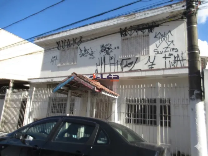 Impecável sobrado à venda no Centro de Suzano-SP com 4 quartos, 5 salas, 4 banheiros e 2 v