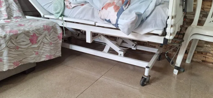 Cama Hospitalar três manivelas, com ajuste de altura.
