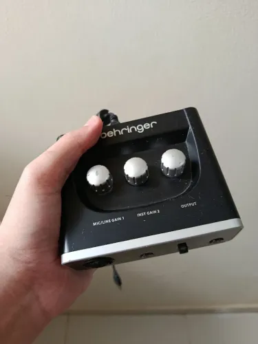 Behringer U-Phoria UM2 negociação diretamente comigo