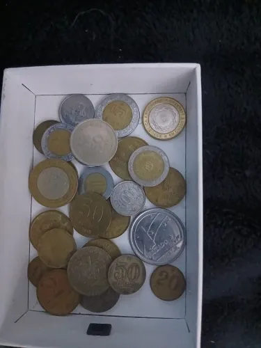 26 moedas entre réis, cruzeiros, pesos argentinos colombianos e mexicano