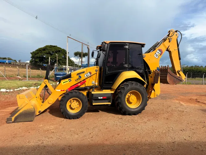 RETROESCAVADEIRA CATERPILAR 