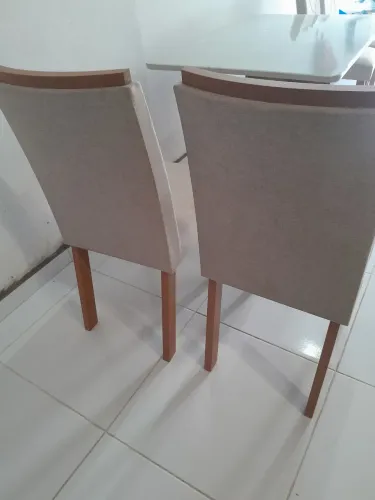 Estou vendendo uma mesa com quatro cadeiras o vidro em cima