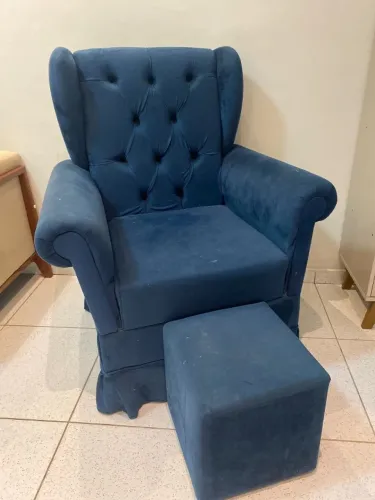 POLTRONA DE AMAMENTAÇÃO COM PUFF