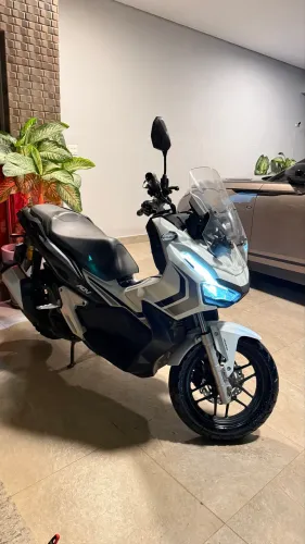 Honda ADV 2022 branca 