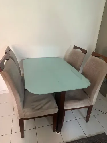 Mesa de vidro + 4 cadeiras