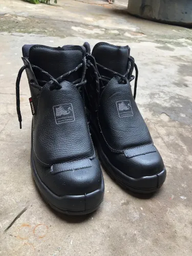 Bota de couro nova, pontuação 39/40