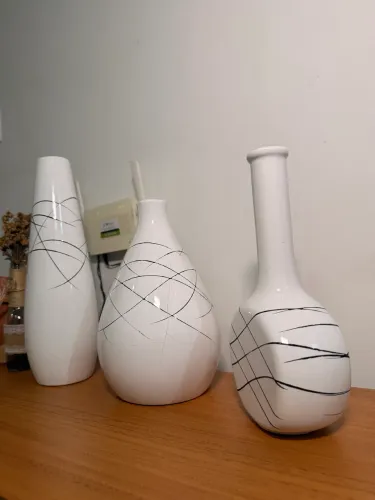 Trio de Jarros Decorativos em Cerâmica - Branco e Preto