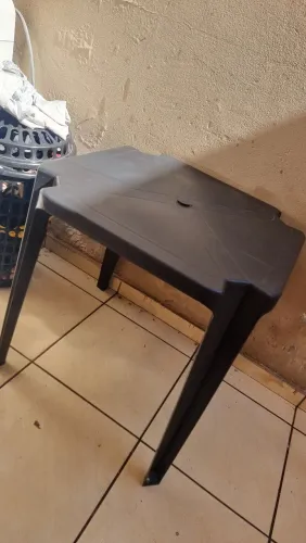 Mesa de plástico preta - Usada 
