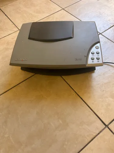 Impressora Lexmark X1185 de cor cinza.
