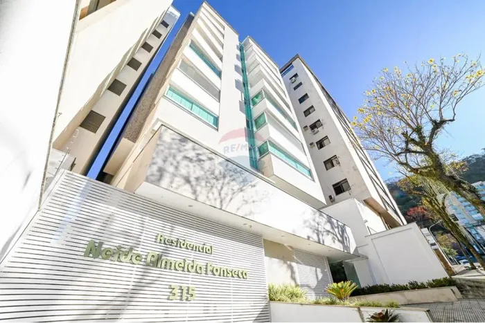 Cobertura triplex no Santa Helena, com 4 suítes e 5 vagas de garagem