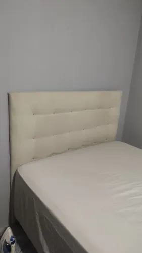 Cama box somente cama com cabeceira, guarda roupa e sofá.