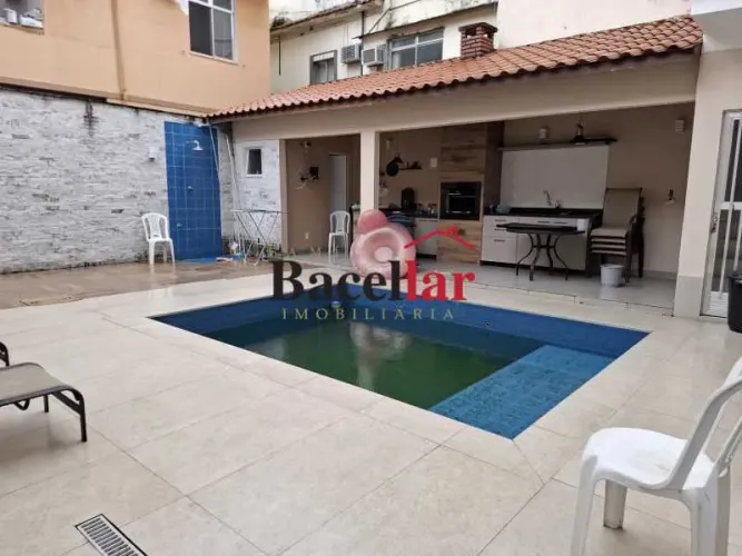 Casa duplex com piscina, churrasqueira e edícula.
