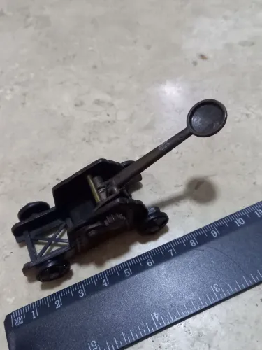 Catapulta medieval de metal. Apontador de lápis. Em Taubaté.