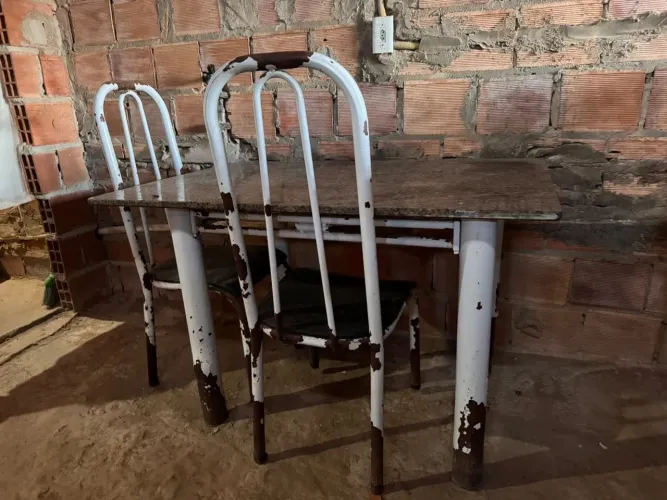 Mesa com pedra de mármore somente com 2 cadeiras