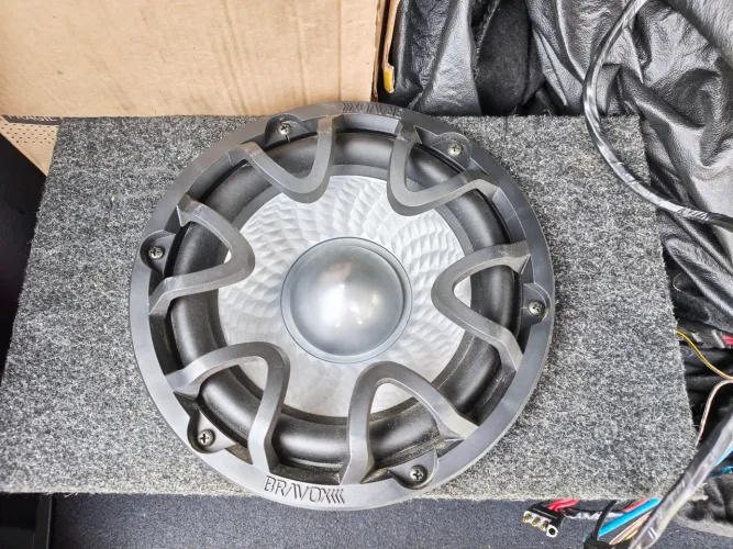 Subwoofer Bravox UXP 10" - Raridade!