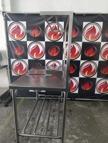 Mesa com prateleiras tubular toda no aço inox usada ótimo estado