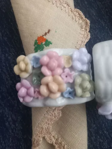 2 portas guardanapos de louça com aplicações de flores em biscuit