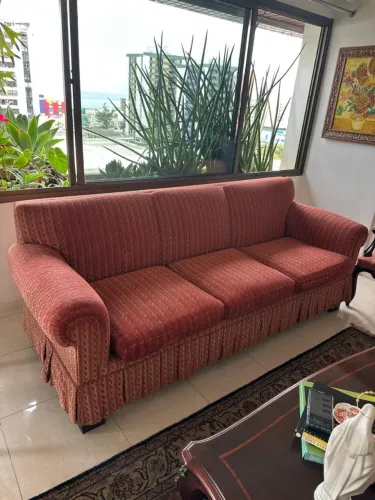 Sofá modelo Chesterfield 3 lugares 2,40m em perfeito estado de conservação. 