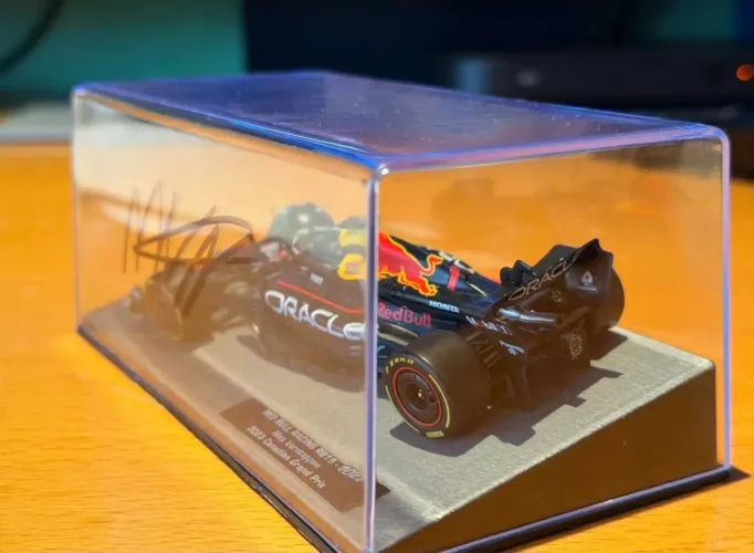 Miniatura Red Bull F1 assinada pelo Max Verstappen genuína 