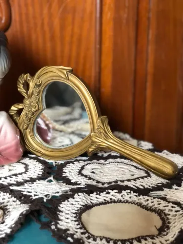ESPELHO DE MÃO PRINCESA DOURADO VINTAGE ESTILO VITORIANO RESINA 