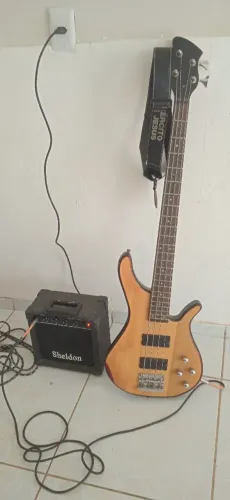 Vendo Contrabaixo semi-novo com o cubo