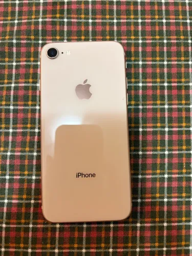 iPhone 8 dourado, em ótimo estado