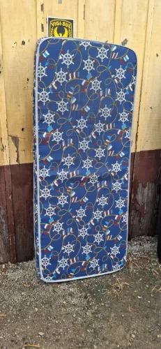 Colchão azul de solteiro estampado.