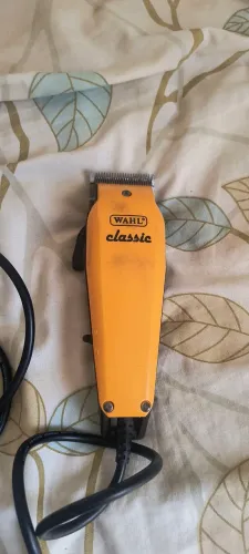 Máquina para cortar cabelo,tá sem pentes 
