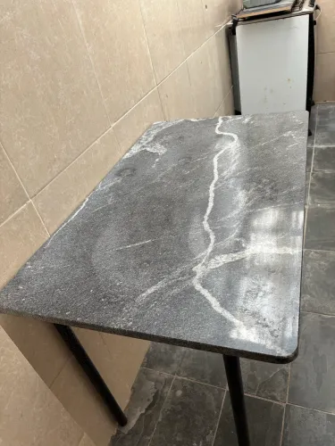 Mesa de Mármore Preta com Base de Ferro