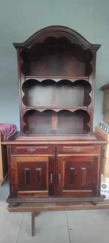 Mesa com 4 cadeiras e oratório de antiquário