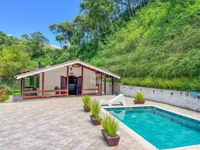 Casa com acessibilidade em condomínio para venda com 3 suítes - Corrêas - Petrópolis/RJ
