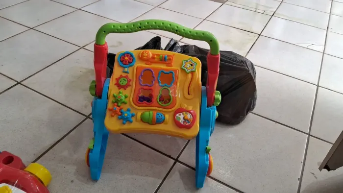 Andador Fischer semi novo e carro pedagógico so vendo os 2 juntos 100$ NAO ENTREGO APENAS