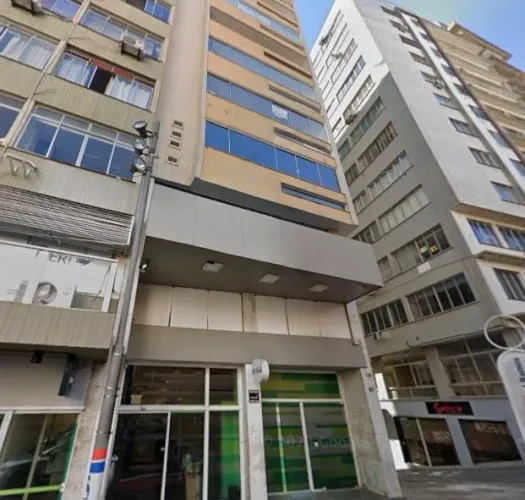 Loja comercial com 643 m² privativos no Centro da cidade, distribuído em 3 pavimentos.