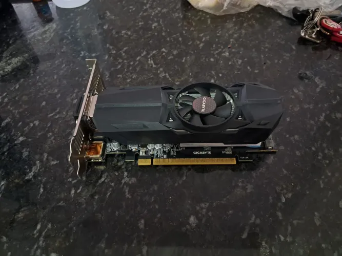 Placa de video 1050 gigabyte 2gb