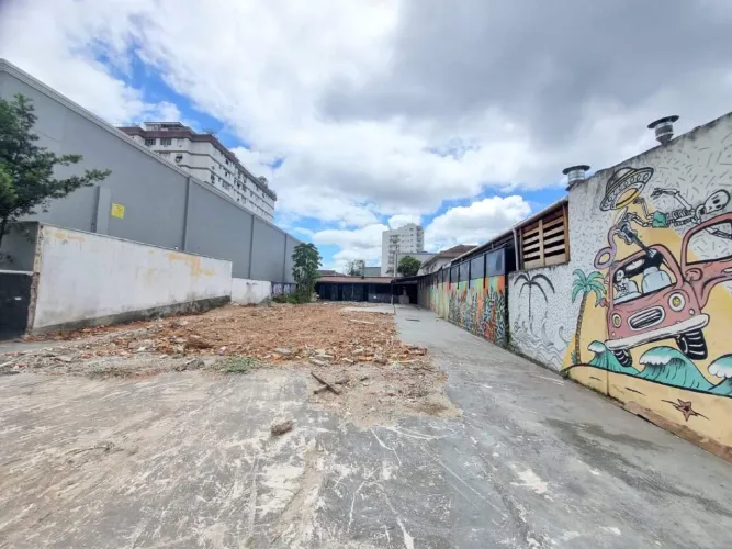 Terreno espaçoso para alugar no bairro do Boqueirão, em Santos, S.P