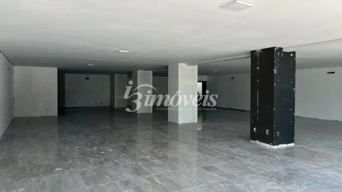 Sala Comercial para Locação Anual, 350m², 2 Salas, 3 Banheiros, 8 Vagas de Garagem, Praia