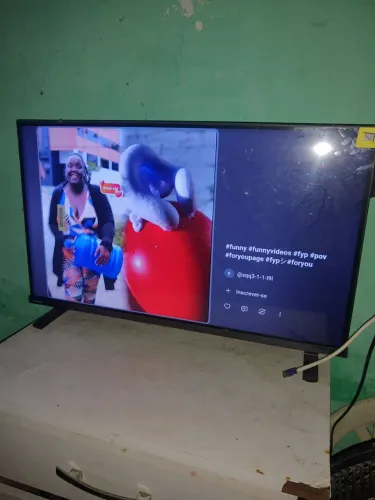 Vendo está tv por 500 reais só tem um ano  usada 