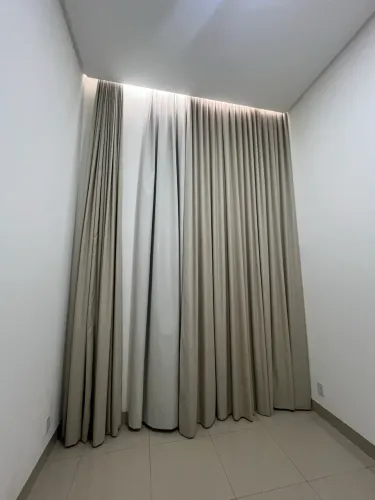 Cortina blackout em linho Malibu, forro de microfibra e trilho suíço duplo