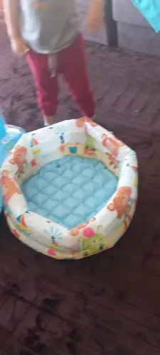Boia e piscina inflaveis