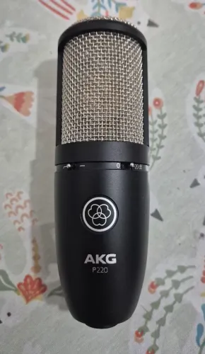 Microfone AKG P220 Condensador Cardioide cor preto