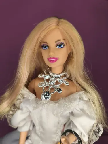 Boneca Barbie Corine com vestido de Noiva