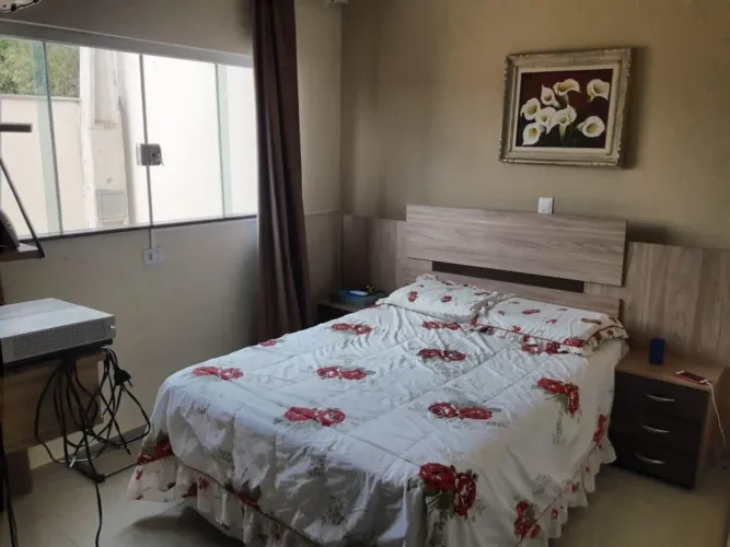 Linda casa em oferta pé direito alto