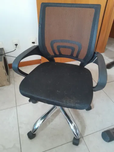 Cadeira de escritório (COM AVARIA)