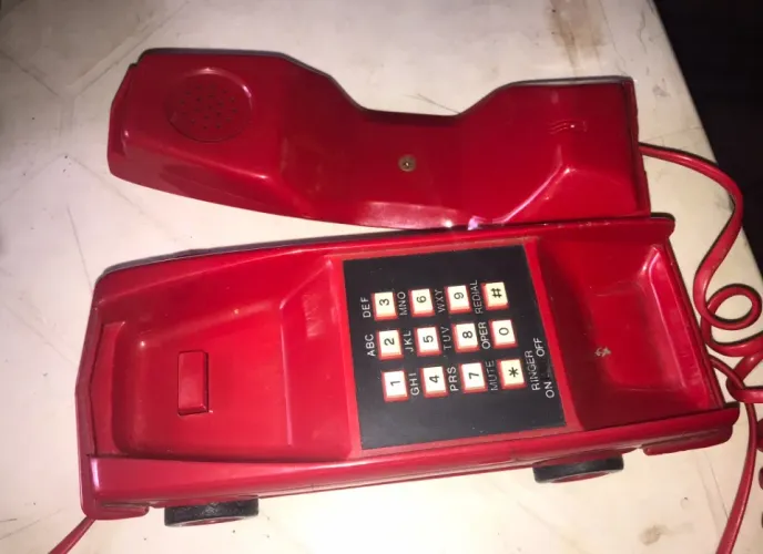 Telefone antigo em formato de carro