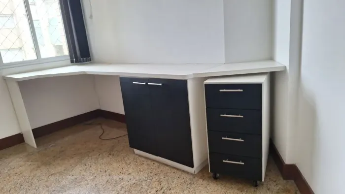 Bancada para estudo. Madeira maciça. 
